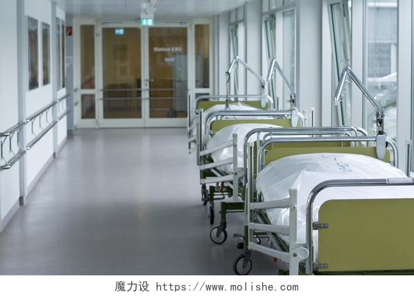 医院走廊里的病床医疗医院走廊室